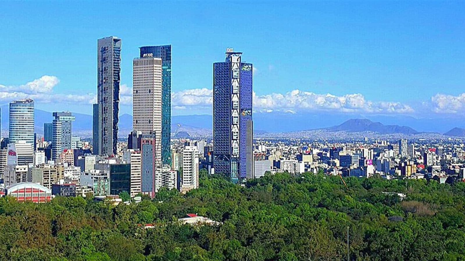 Skyline de la Ciudad de México sobre Paseo de la Reforma
