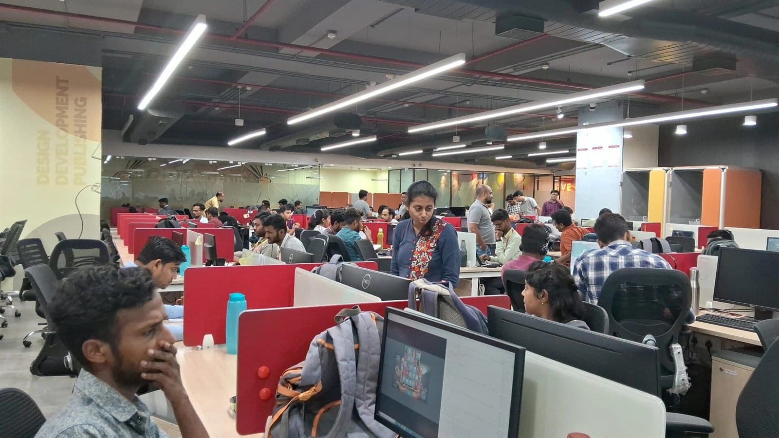 Equipo de desarrollo de software trabajando en una oficina