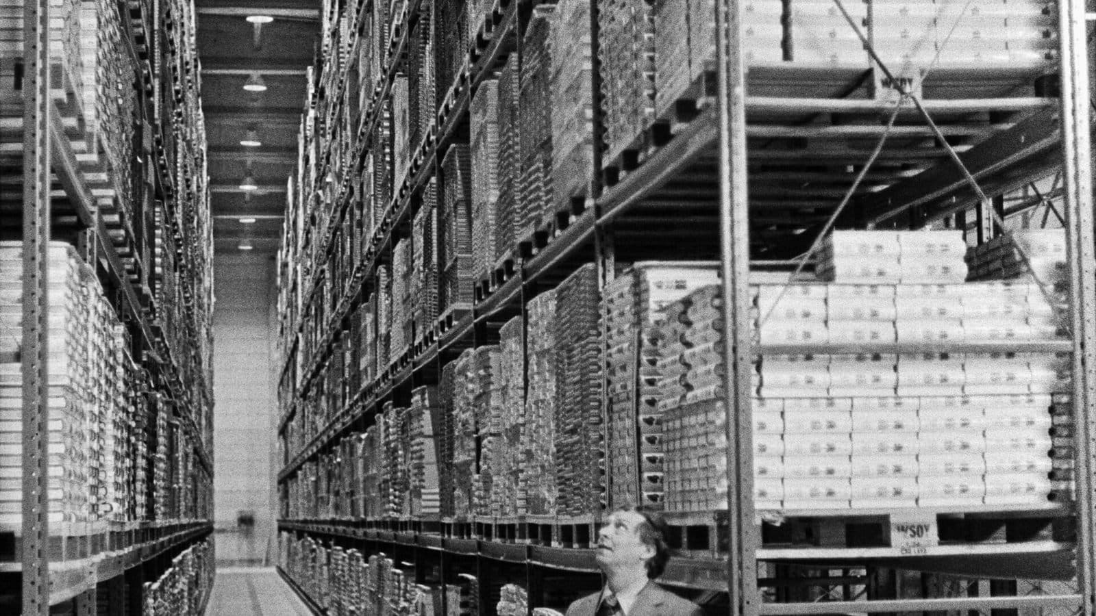 Almacén con estanterías para inventario y distribución